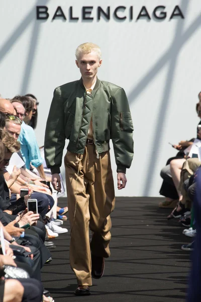 Look 18